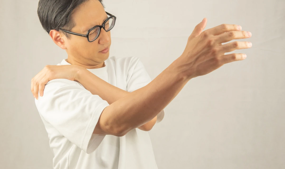 肩があがらない男性