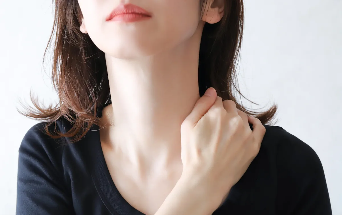 首を動かしてみる女性