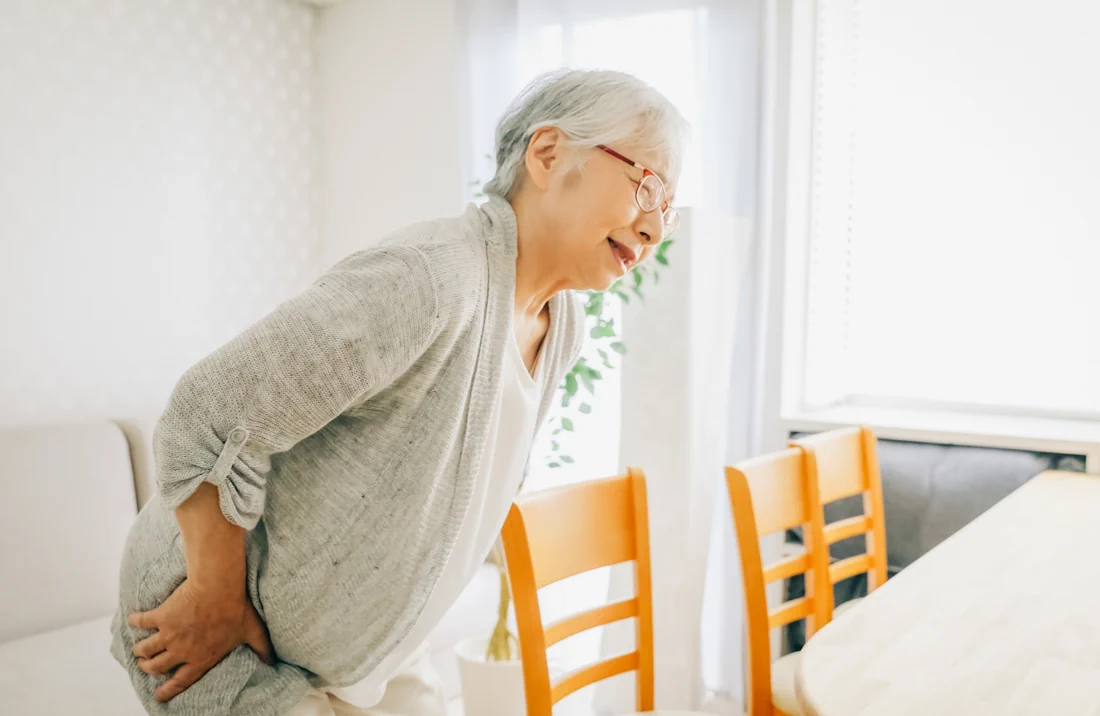 足が痛い年配女性